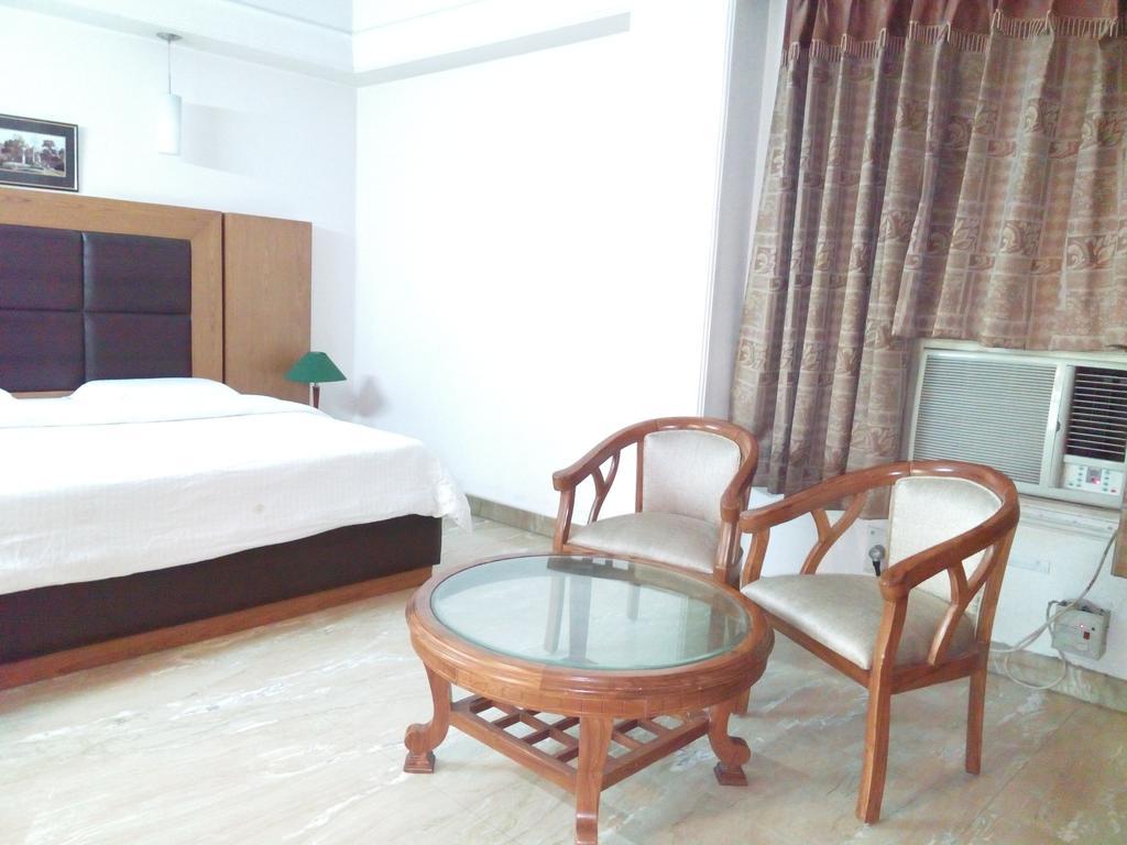 Hotel Queens Residency Gurgaon Room photo