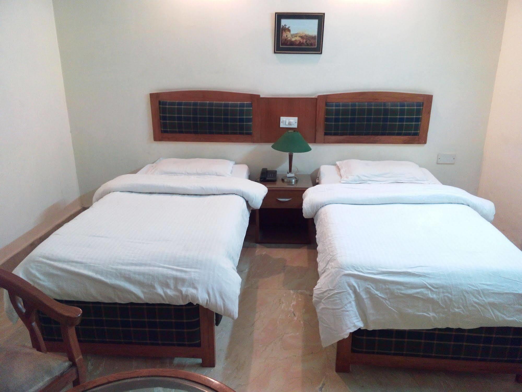 Hotel Queens Residency Gurgaon Exterior photo